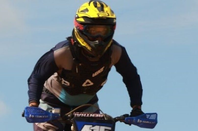 João Paulo Barros acelera na pista e na história do motocross do RJ - Divulgação