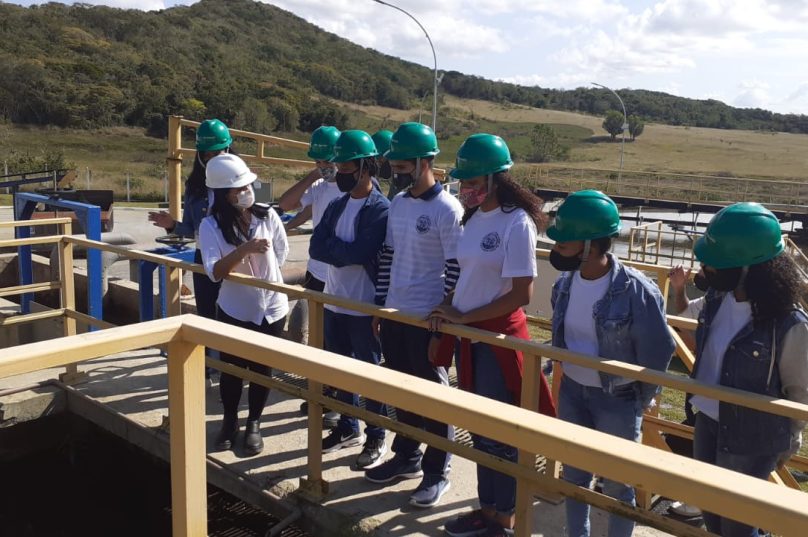 Jovens quilombolas conheceram a Estação de Tratamento de Esgoto de Iguaba. Imagem: Divulgação