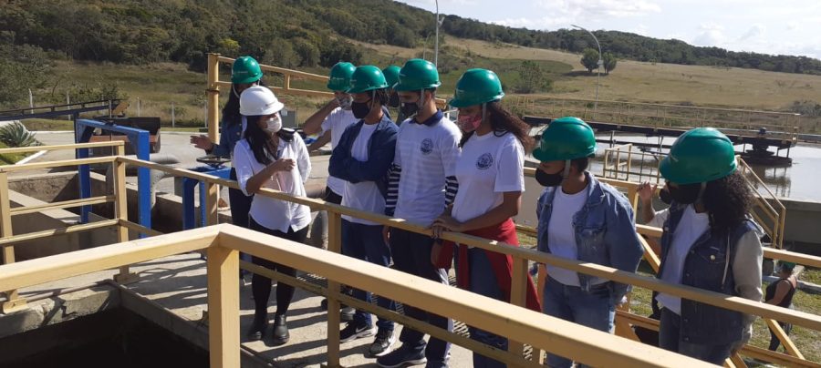 Jovens quilombolas conheceram a Estação de Tratamento de Esgoto de Iguaba. Imagem: Divulgação