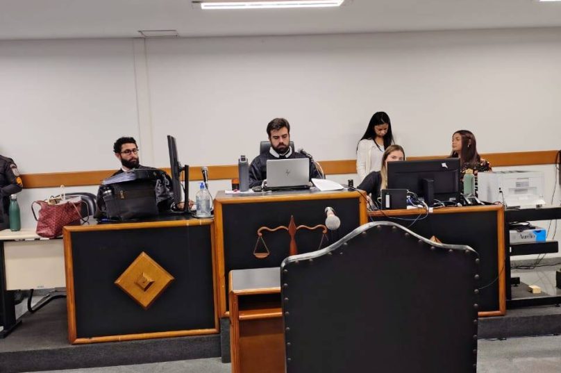 Sessão do Tribunal do Júri na comarca de Búzios durante o julgamento de Matheus Scala pelo feminicídio de Pamela Carvalho - Prensa de Babel