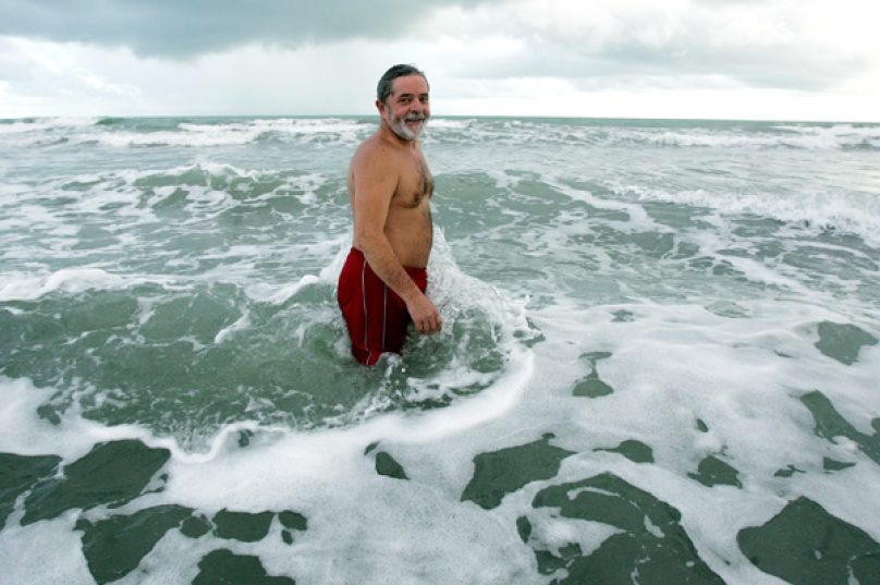 LULA3 - BSB - 22/02/2006 - LULA PARNAIBA (PI) - NACIONAL - O presidente Luiz Inacio Lula da Silva caminha, corre, toma banho de mar na Praia da Lagoa Doce no municipio de Luis Correia no Piaui, antes de participar na cidade de Parnaiba (PI) de visita a Universidade Federal do Piaui 
 FOTO: CELSO JUNIOR/AE