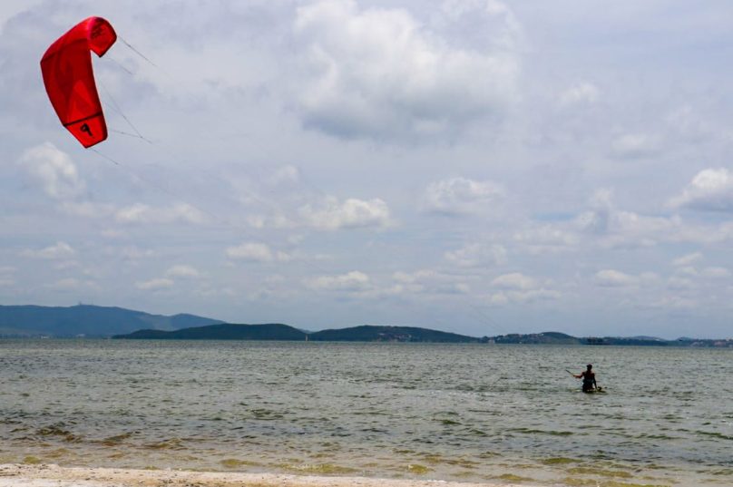 Lagoa de Araruama atrai praticantes de esportes de aventura. Imagem: Prolagos | Divulgação