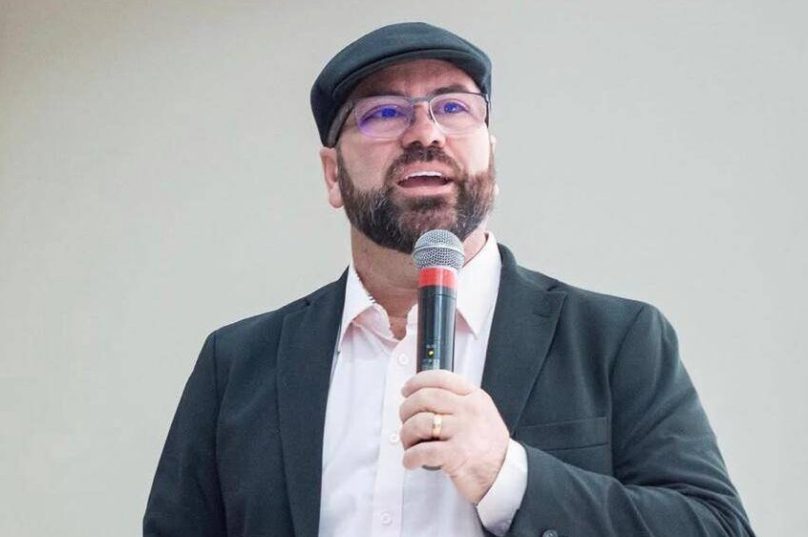 O secretário de Saúde de Búzios, Leonidas Heringer, durante participação em congresso nacional, onde apresentou o modelo da Clínica Beija-Flor