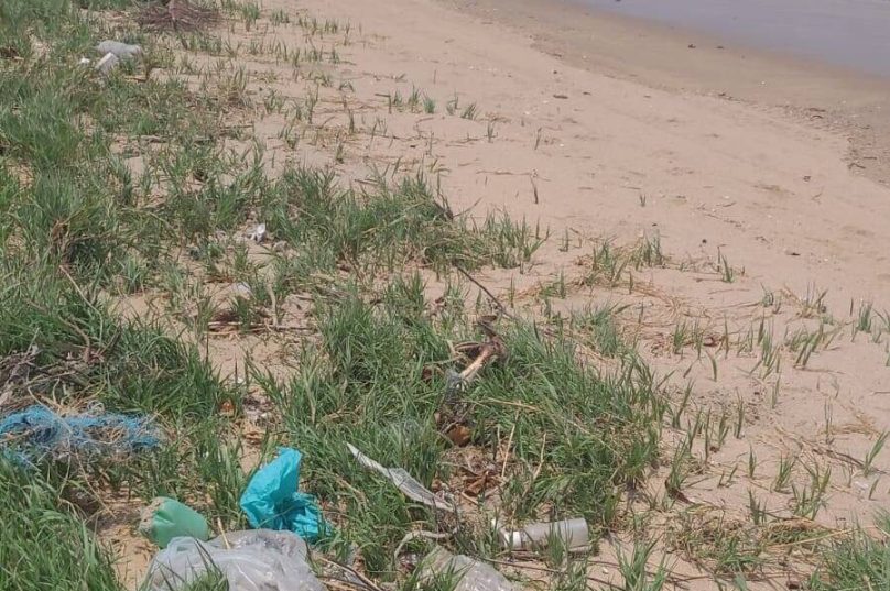 Para a população o lixo que chega à areia não é só o que o mar traz — é, principalmente, o reflexo do abandono do poder público e da falta de políticas contínuas de limpeza e educação ambiental