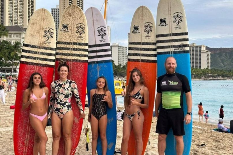 Luiza e as filhas Giovana e Isabela, Rafaela e o pai Phil / foto divulgação