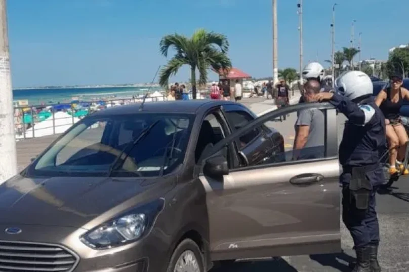 Motorista é preso por embriaguez ao volante após dirigir em zigue-zague em Cabo Frio / foto divulgação