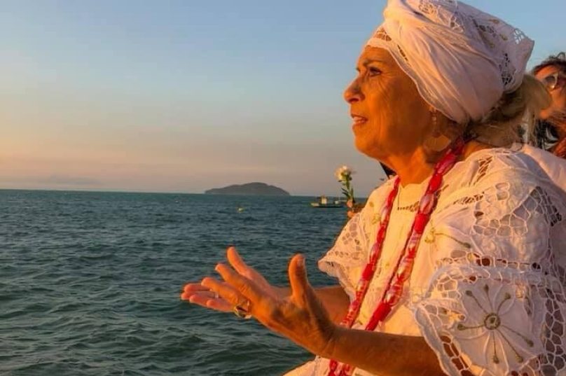 Mãe Fernanda  invoca às forças da natureza envolta pela mágica de Búzios - Foto de Sylvana Graça