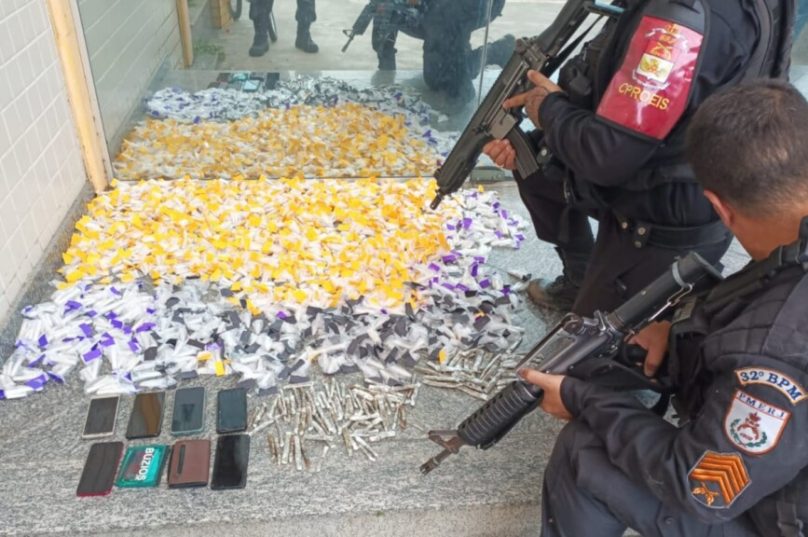 Mais de 3 mil pinos de cocaína, 107 trouxinhas de maconha, seis aparelhos celulares e quatro suspeitos de integrar o tráfico de drogas foram detidos Foto Divulgação