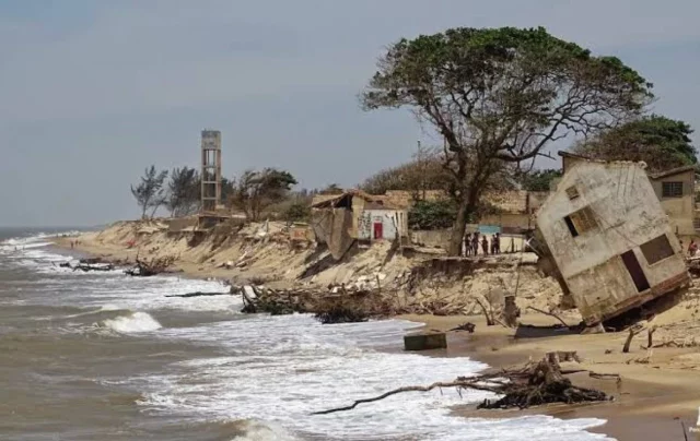 Mais de 500 imóveis já foram destruídos em cerca de dois quilômetros (Facebook/Divulgação)