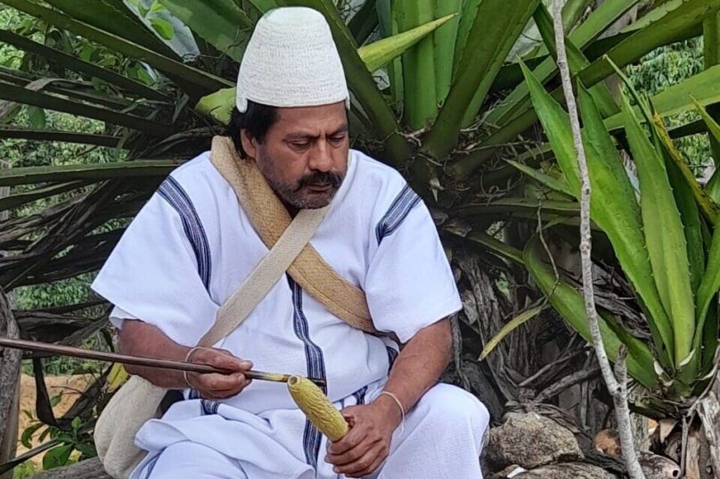 **Legenda sugerida:**
Jesus Kunchubey, um dos Mamos da Serra Nevada de Santa Marta, retorna a Búzios para conduzir a meditação gratuita e integrar a programação espiritual do Deva Retreat