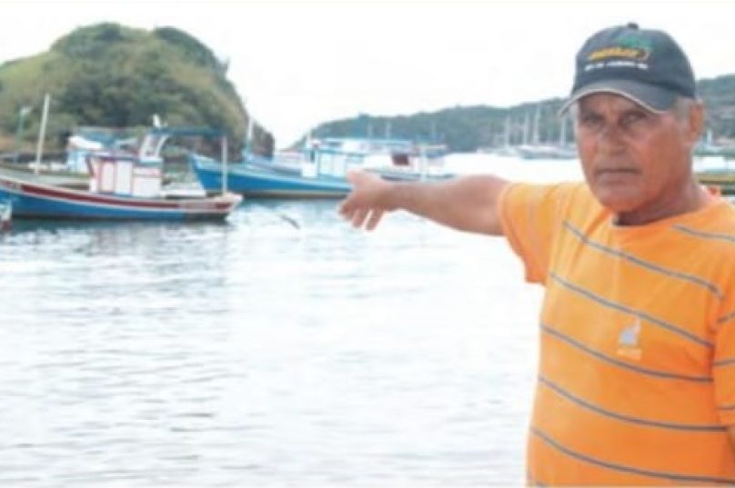 Sr. Maneli na manhã após o vendaval aponta direção em que estava seu barco quando adernou. Foto/ Bebeto Karolla/ A Raza 2012