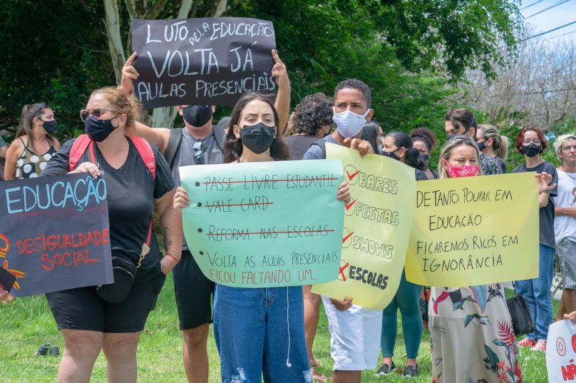 Em manifestação, pais e alunos pediram a retomada das aulas presenciais. Foto Matheus Coutinho.