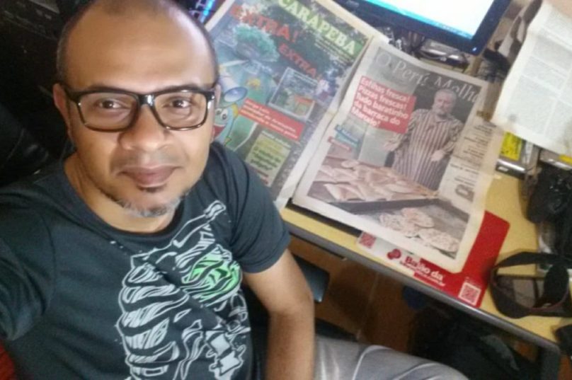 Marcos mostrando o Perú (essa piada infâme estaria no jornal com certeza) e também seu Carapeba
