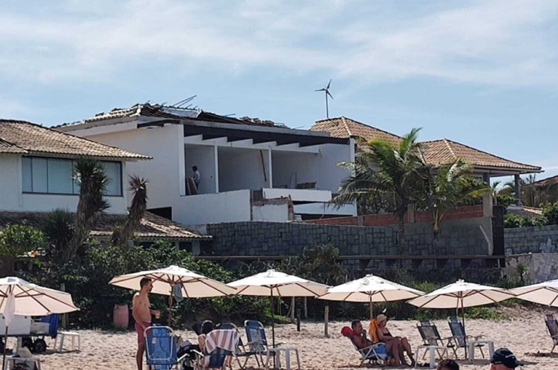 A praia de Geribá, que era um bom exemplo das características de Búzios, é apontada por  especialistas como um dos bairros em risco. Mais edificações fora do padrão estariam por todo o município