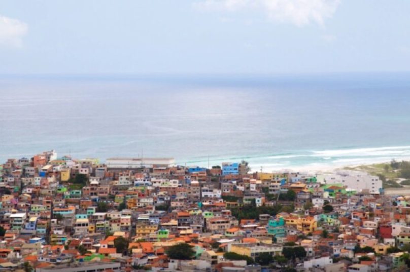 Vista panorâmica de Arraial do Cabo evidencia o avanço de moradias em áreas de difícil acesso, traçando um paralelo com as favelas cariocas - fotos reprodução expedia
