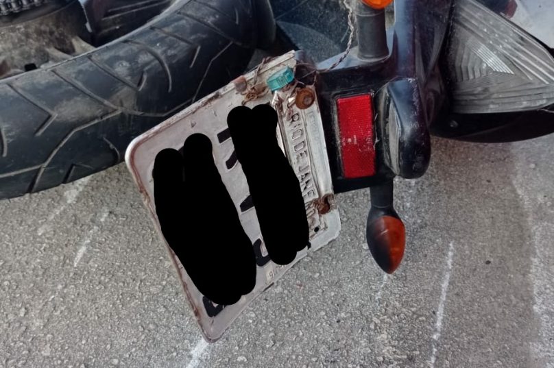 Na fuga o motociclista caiu ao bater tentar subir na calçada
