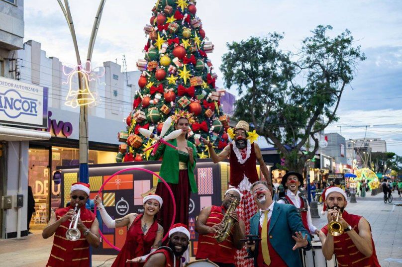 Natal Sesc inaugura decoração em Cabo Frio dia 13 com árvore gigante, Papai Noel e eventos gratuitos na Praia das Palmeiras / divulgação