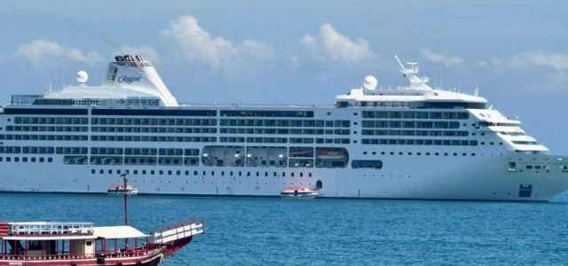 O luxuoso navio Seven Seas Mariner atracou em Búzios, trazendo mais de 750 passageiros para desfrutar da cidade - Prensa de Babel