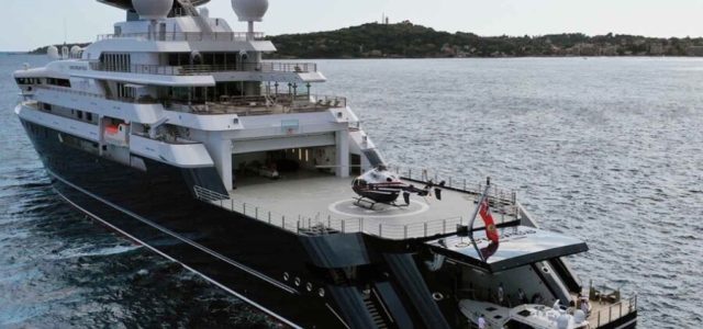 Navio de luxo em Búzios