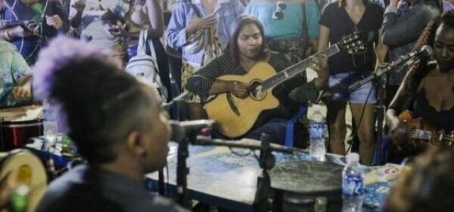 A roda "Nossa Samba", eacontece  desde 2018  no bairro da Passagem, em Cabo Frio, e reforça o protagonismo da mulher I Crédito Sofia Scalzio