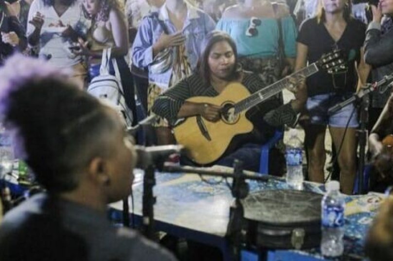 A roda "Nossa Samba", eacontece  desde 2018  no bairro da Passagem, em Cabo Frio, e reforça o protagonismo da mulher I Crédito Sofia Scalzio