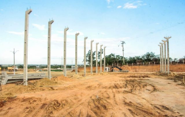 O prefeito Chumbinho durante uma visita às obras de terraplanagem do Ceasp. Foto Ascom - PMSPA