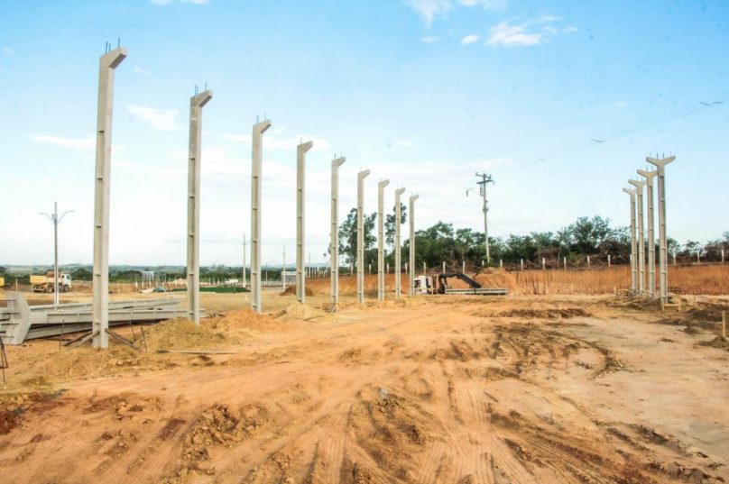 O prefeito Chumbinho durante uma visita às obras de terraplanagem do Ceasp. Foto Ascom - PMSPA