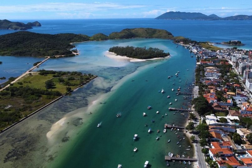 O principal ponto de ligação com o mar da Lagoa de Araruama é o Canal do Itajuru