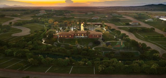 Conexão entre passado e futuro: o casarão histórico da Fazenda Porto Velho, agora sede social do Clube Aretê, integra a beleza natural de Búzios com a modernidade dos terrenos planejados, criando um espaço único de convivência e bem-estar