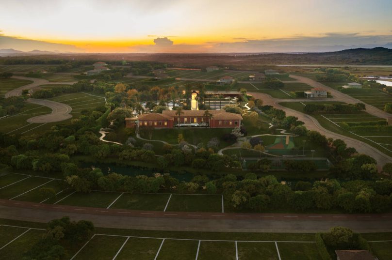 Conexão entre passado e futuro: o casarão histórico da Fazenda Porto Velho, agora sede social do Clube Aretê, integra a beleza natural de Búzios com a modernidade dos terrenos planejados, criando um espaço único de convivência e bem-estar