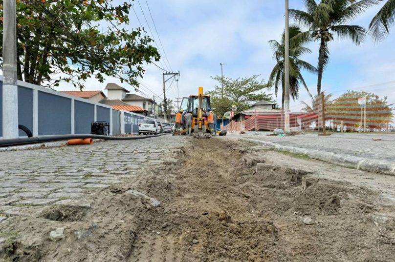 Obras de ampliação do sistema de esgotamento sanitário no bairro Palmeiras, em Cabo Frio