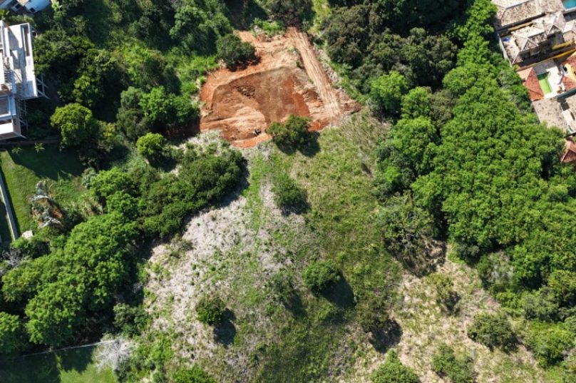 O platô em terreno inclinado é o inicio da  construção de heliponto