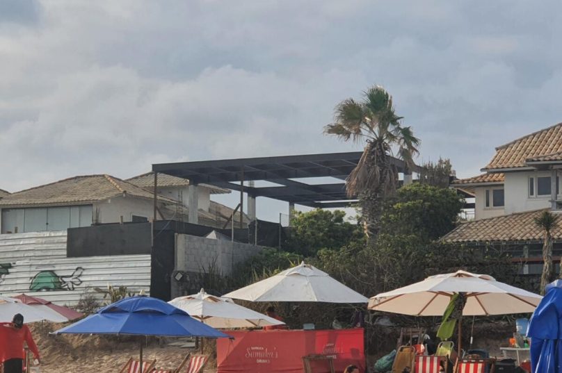 A estrutura pesada, a primeira vista,  destoa das características das construções tradicionais da praia de Geribá que seguem o padrão da escala baixa do município -