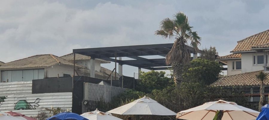 A estrutura pesada, a primeira vista, destoa das características das construções tradicionais da praia de Geribá que seguem o padrão da escala baixa do município -