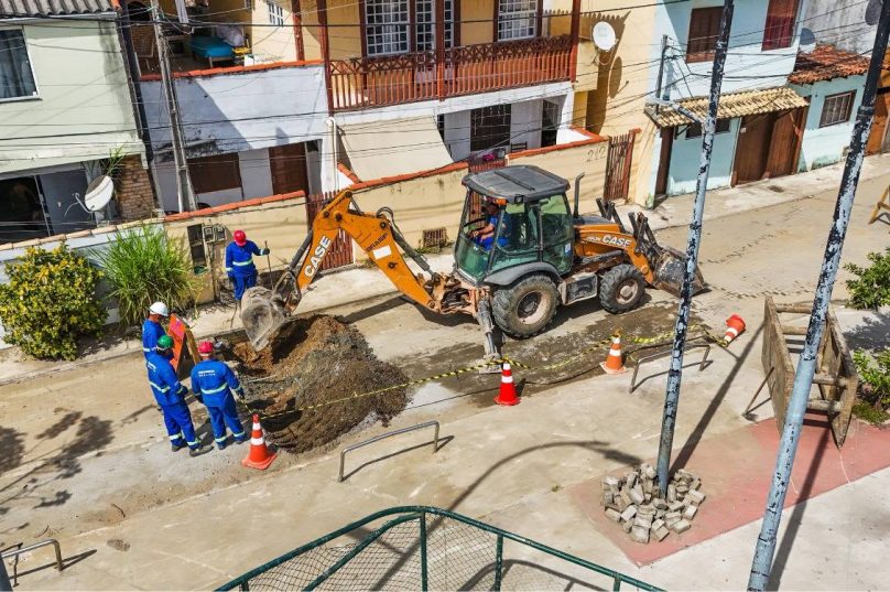 Obras de implantação da rede separativa de esgoto no bairro Cem Braças em Búzios