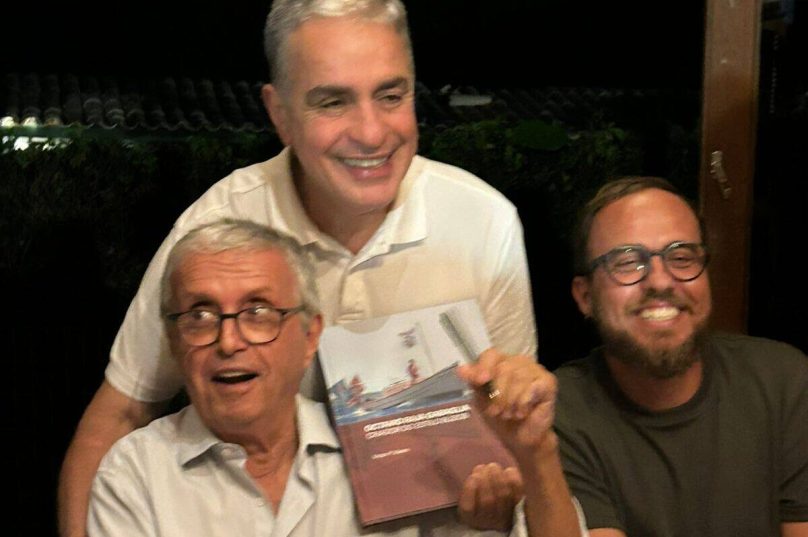 André Ceciliano, Octavio Raja Gabaglia e Victor P. Viana no lançamento do livro. André, com carinho, chama Octavio de ‘pai’