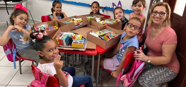 Os kits da Educação Infantil é composto por agenda escolar, cadernos de desenho, apontadores, borrachas, cola branca, cola colorida, giz de cera, lápis de cor, lápis grafite, massa para modelar, p