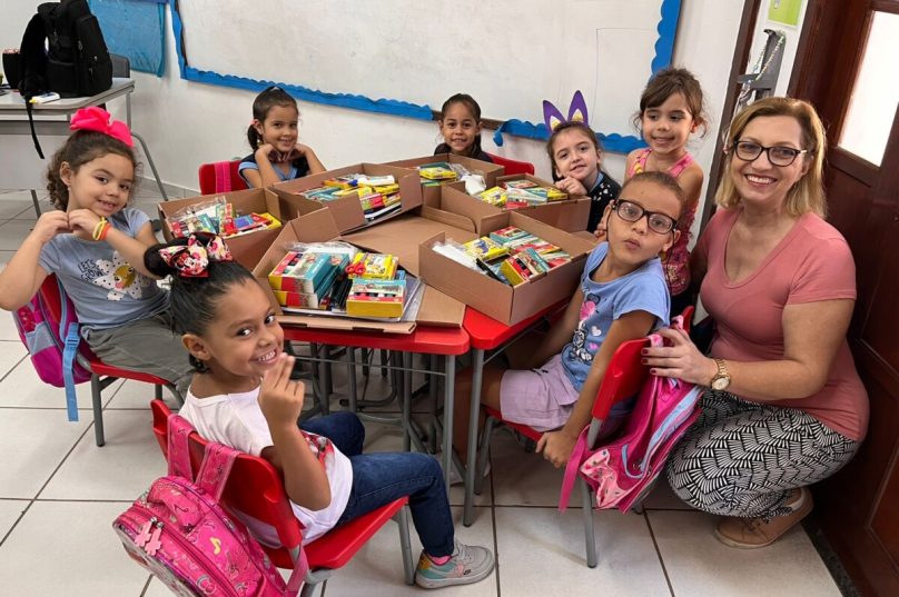 Os kits da Educação Infantil é composto por agenda escolar, cadernos de desenho, apontadores, borrachas, cola branca, cola colorida, giz de cera, lápis de cor, lápis grafite, massa para modelar, p