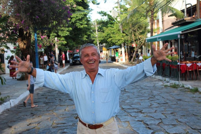 Otavinho na Rua das Pedras, uma das principais referências de Búzios que tem sua mão de arquiteto e pensador