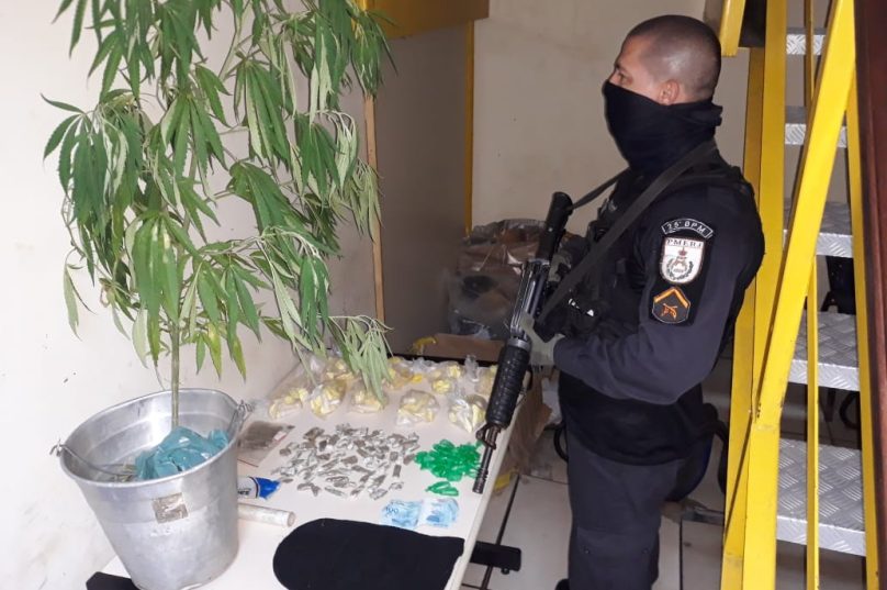 Após buscas, PM encontrou 216 cápsulas de cocaína e 73 buchas de maconha. Imagem: Divulgação
