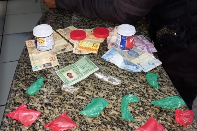 PM apreendeu 12 pinos de cocaína e sete trouxas de maconha. Imagem: Divulgação