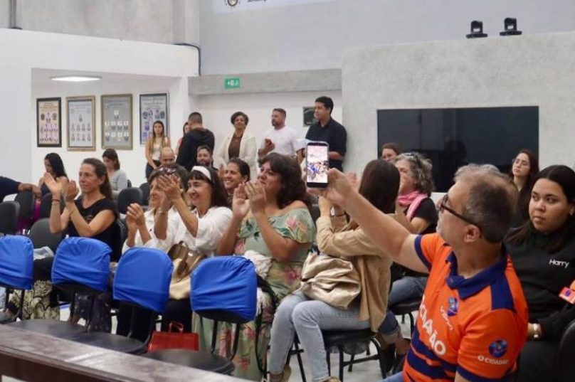 Sessão da Câmara Municipal de Búzios durante votação de emenda sobre práticas integrativas em saúde