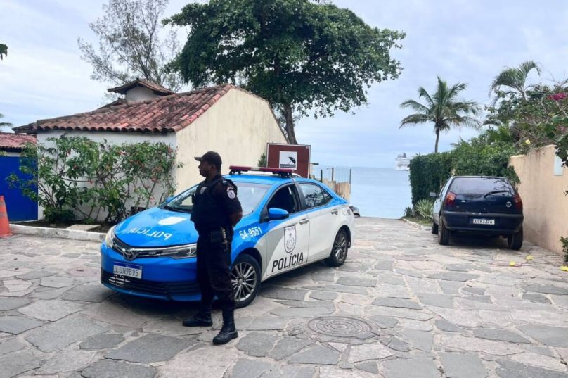 Policiamento presente em Búzios, com viatura em ponto estratégico e a orla ao fundo durante o período de maior movimento - FOTO Prensa de Babel