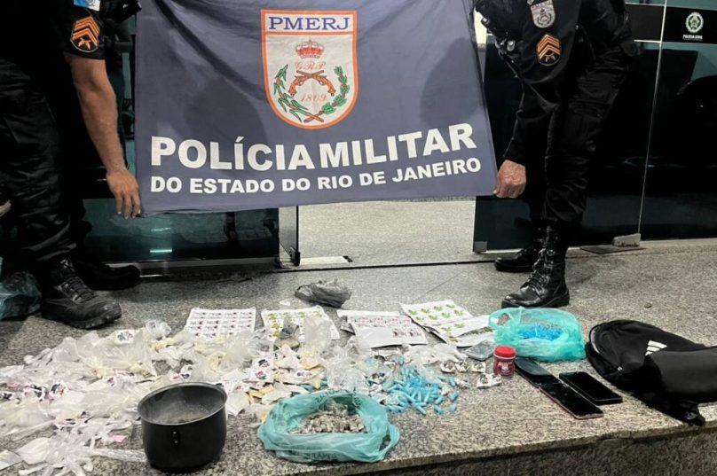 PM prende dois homens em Manguinhos, Búzios; apreensão teve 425 pinos de cocaína, maconha e celulares / divulgação PM