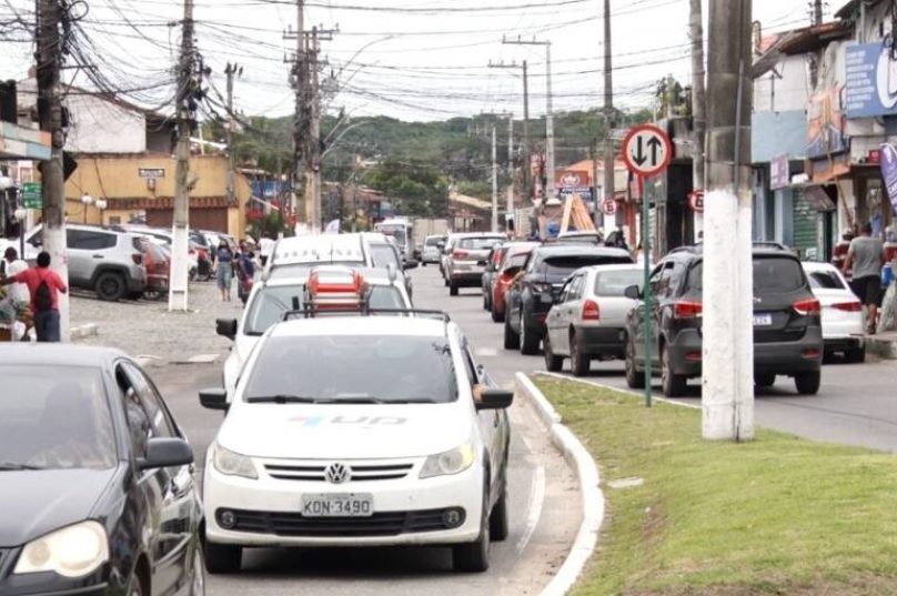 Movimento intenso na Avenida José Bento Ribeiro Dantas, em Búzios, principal corredor viário da cidade e ponto crítico para a mobilidade urbana - Reprodução Portal Multiplix