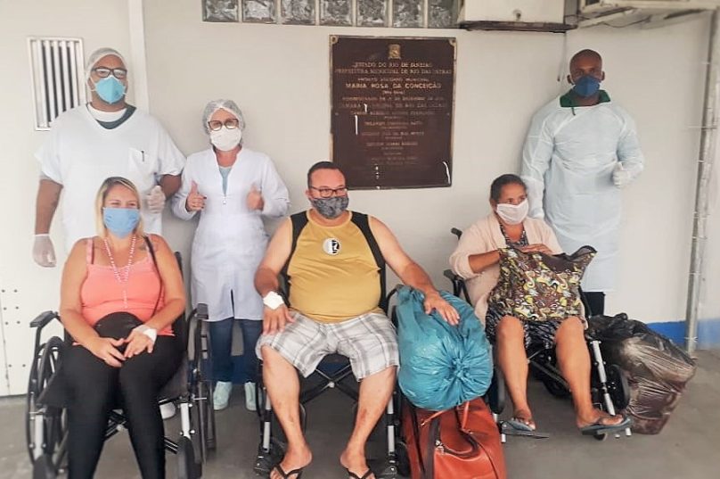 Pacientes Covid- Divulgação- Dona Antônia, que está à direita de casaco, ficou seis dias internada