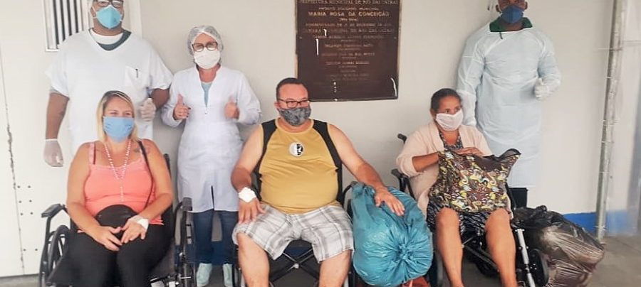 Pacientes Covid- Divulgação- Dona Antônia, que está à direita de casaco, ficou seis dias internada