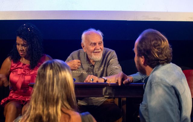 Janis Roze em palestra no Gran Cine Bardot, em Búzios, na ocasião do lançamento do livro com o Estudo Pau Brasil Búzios, em 2021 - Foto Prensa de Babel