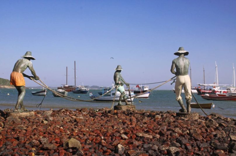 Escultura Os Três Pescadores, de Christina Motta, na Praia da Armação, simboliza a tradição pesqueira e a relação histórica de Búzios com o mar - Fotos de Ronald Pantoja