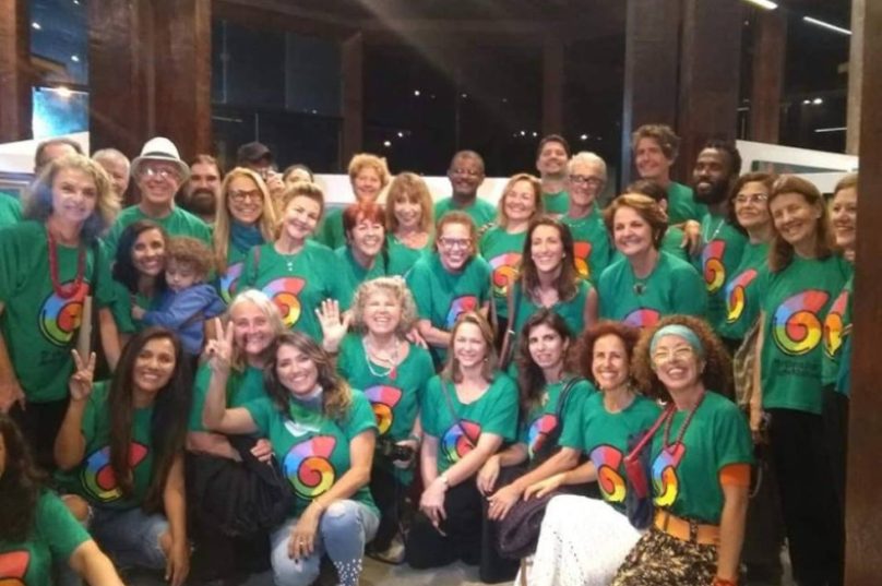 Parte dos 65 artistas reunidos na foto